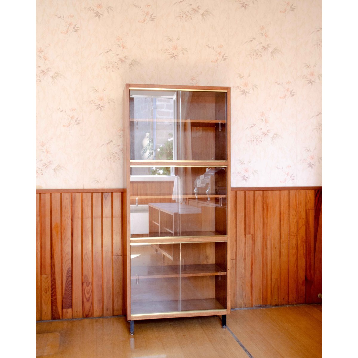 Bibliothèque vitrée en teck et laiton Madeleine N°738 - Bon état bois clair, DEBONGOUT