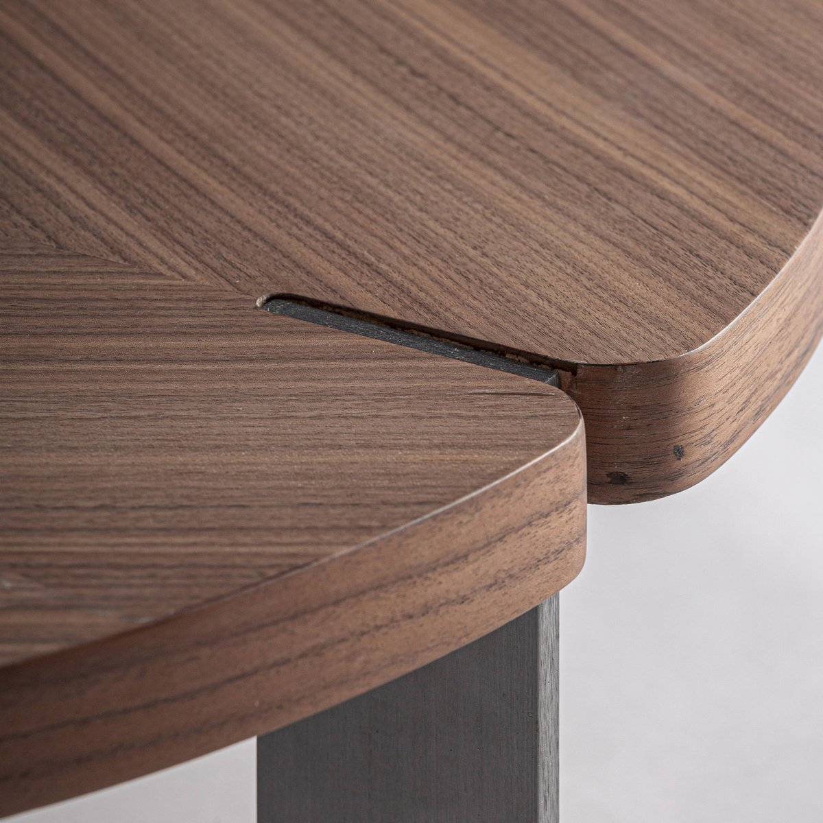 Table basse ronde en placage noyer marron noyer et gris acier, RECOLLECTION