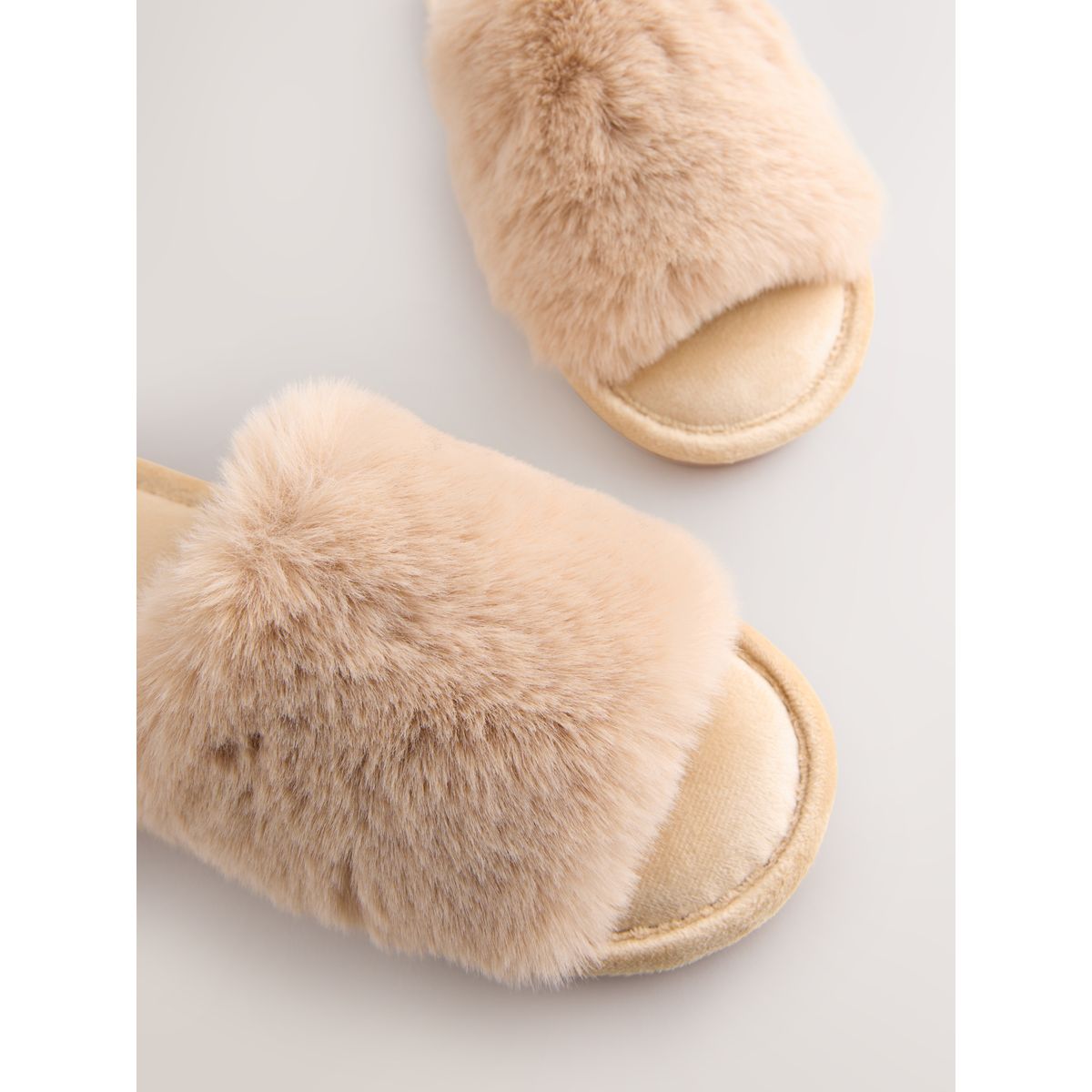 Chaussons style claquettes en imitation fourrure jaune, NEXT