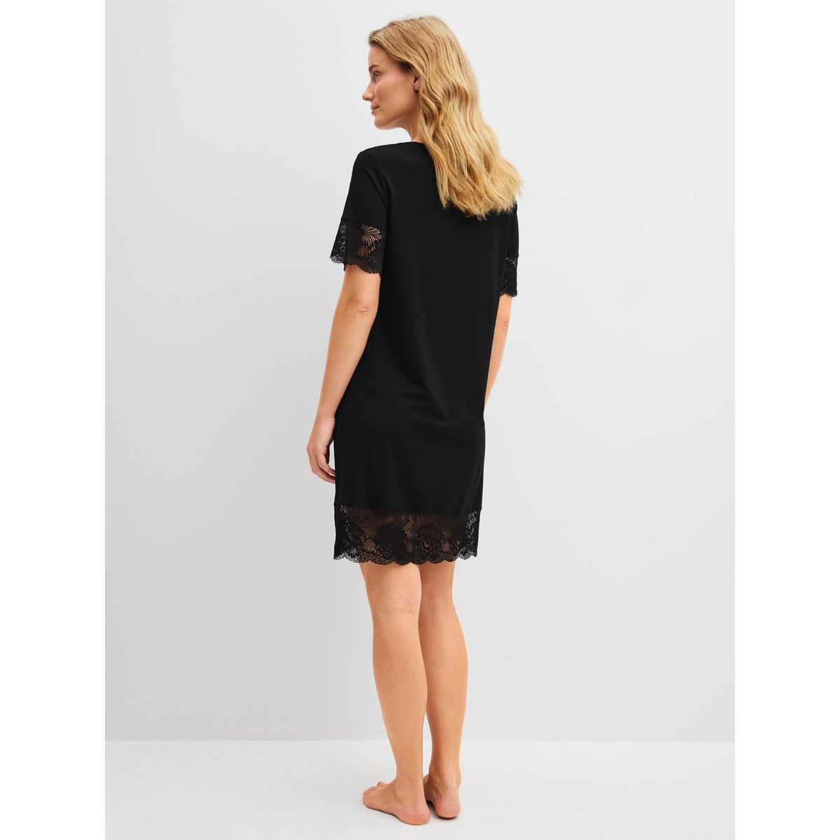Chemise de nuit à manches courtes, longueur 95 cm manches courtes Modal ELEGANT DREAMS noir, CALIDA
