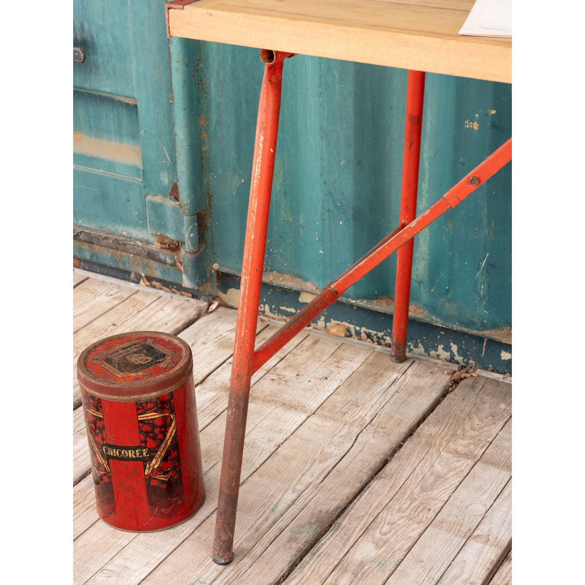 Bureau en bois et métal rouge Edouard N°1027 - Bon état bois clair, DEBONGOUT