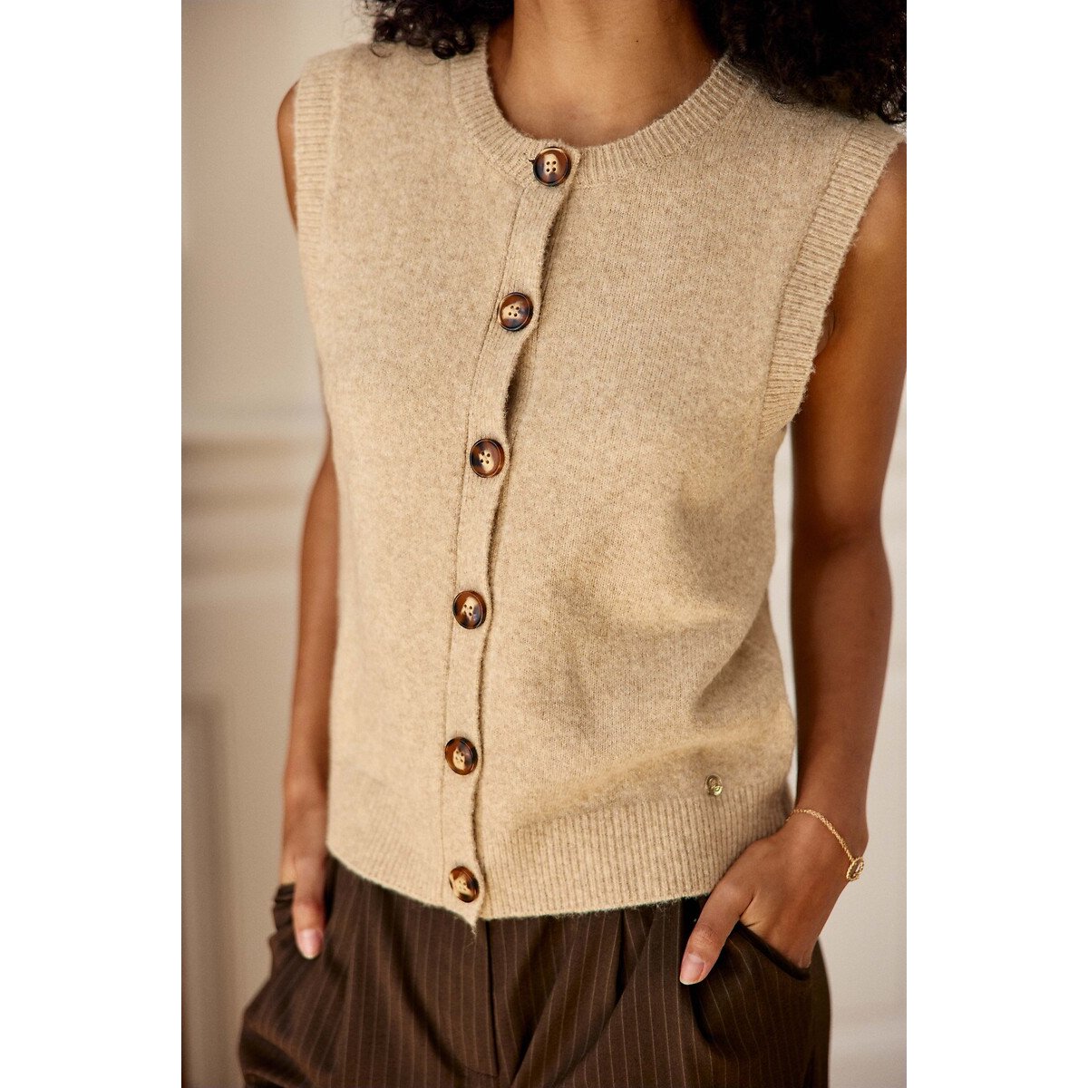 Ärmellose Strickjacke MORINI mit Rundhalsausschnitt und Knopfleiste beige, LA PETITE ETOILE