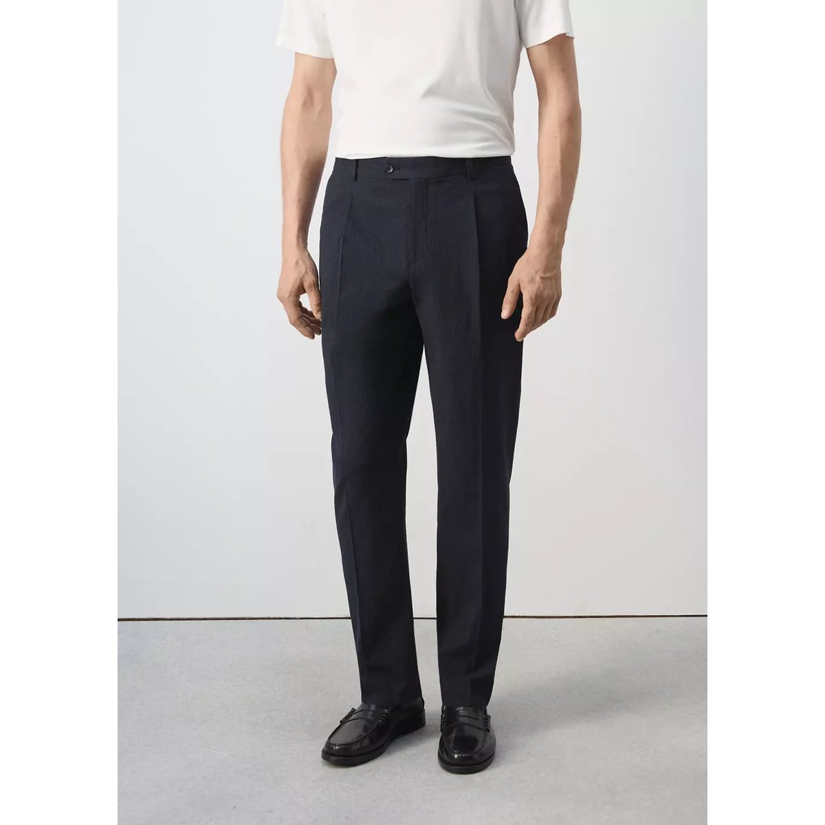 Pantalon slim fit en coton et lyocell seersucker bleu marine, MANGO MAN