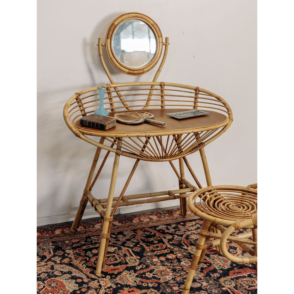 Coiffeuse et sa chaise en rotin Louise N°354 - Bon état bois clair, DEBONGOUT