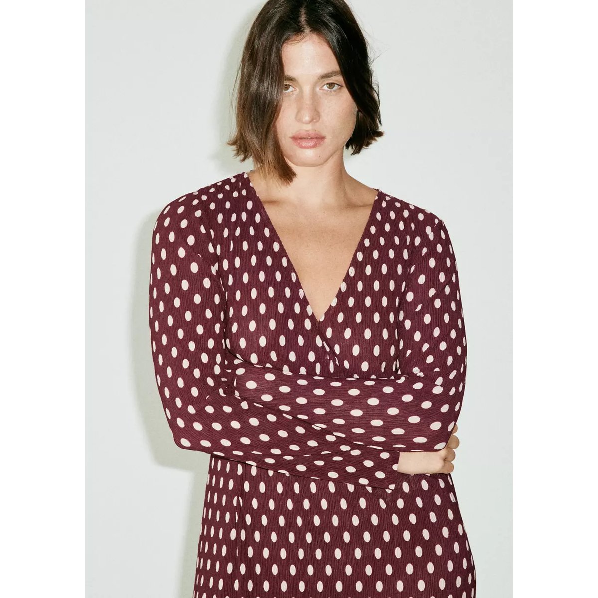 Blouse col en V à pois grenat, MANGO