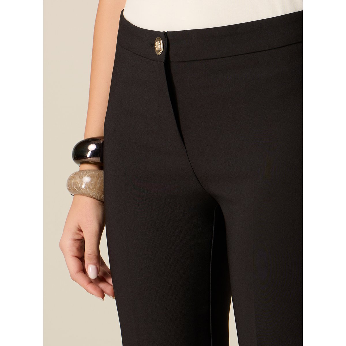 Pantalon noir, OLTRE