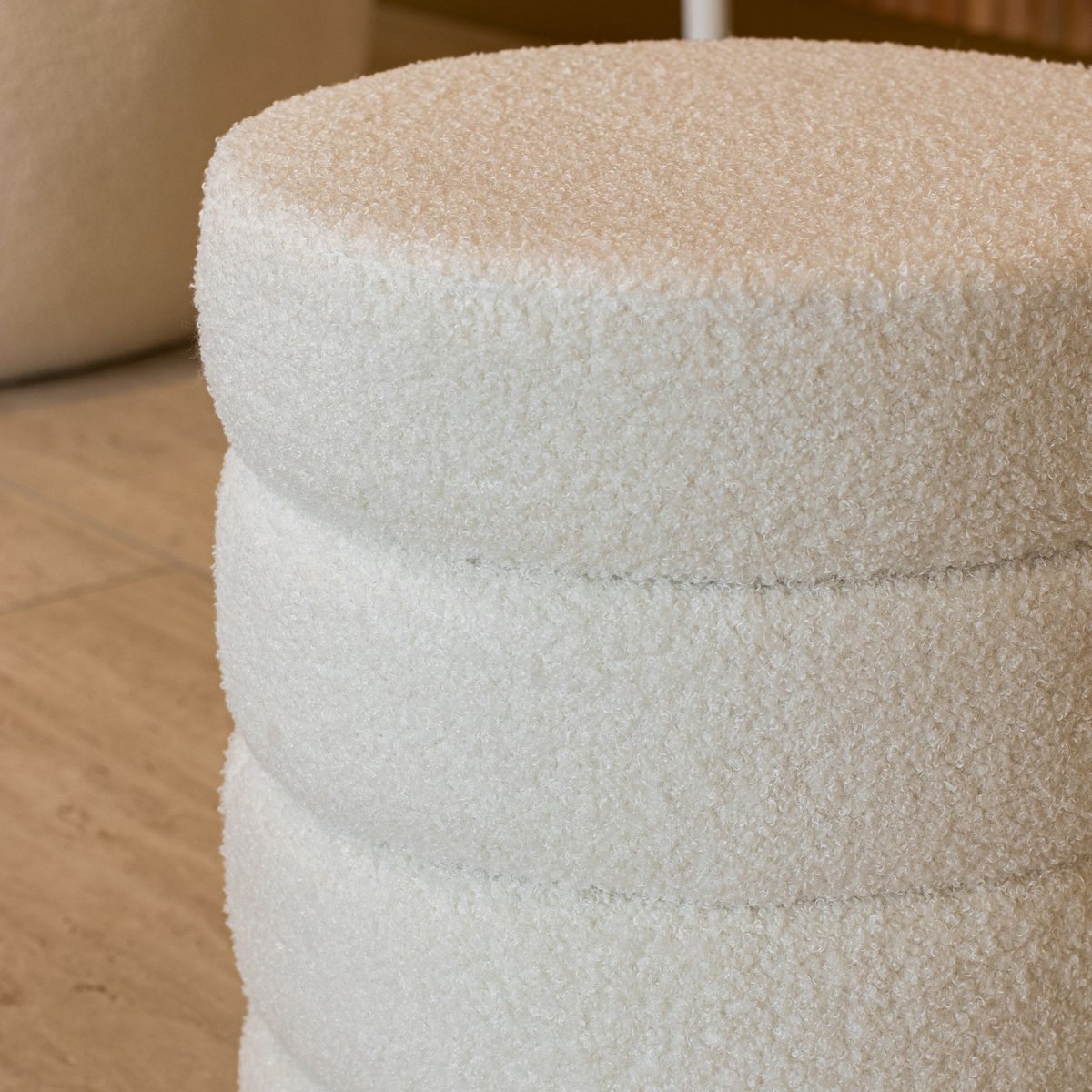Pouf en tissu teddy et structure en bois, MALO blanc, NOW'S HOME
