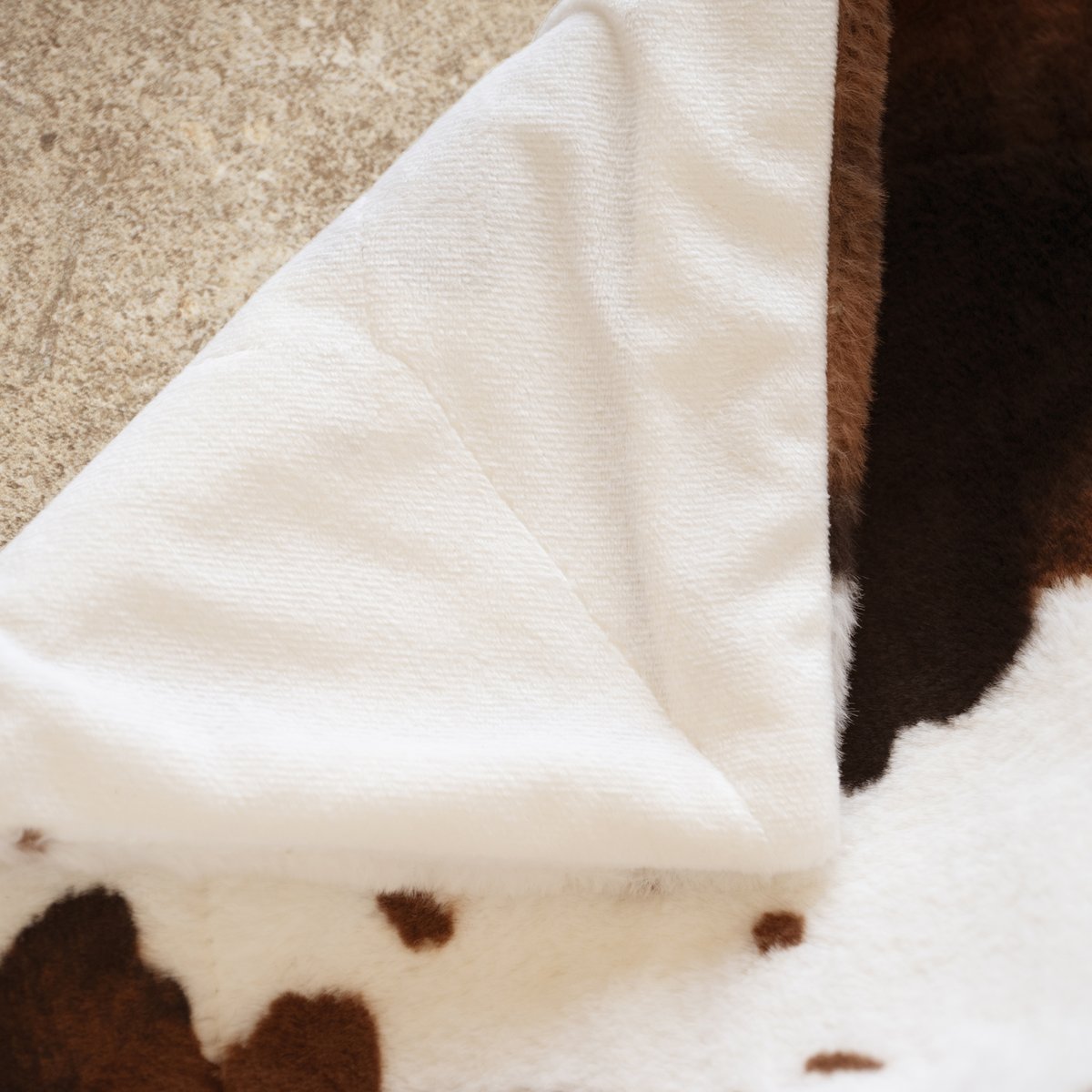 Plaid doux à motif peau de vache avec dos en velours - QABANE marron foncé, HOME MAISON
