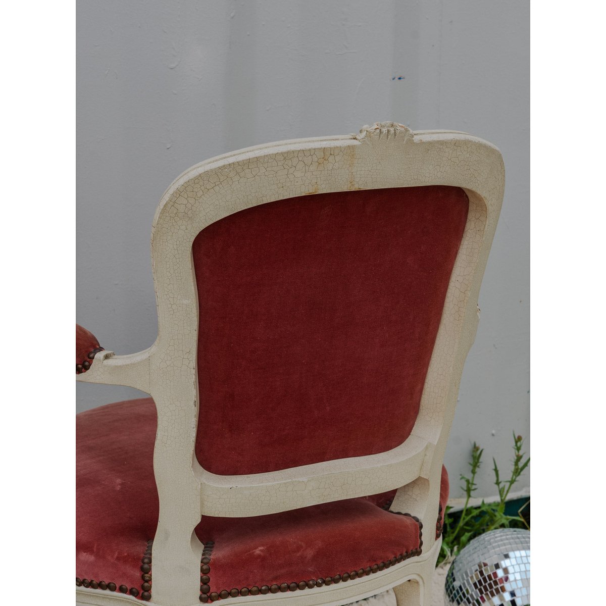 Paire de fauteuils en bois et velours rose Ernest N°987 - Bon état ecru, DEBONGOUT