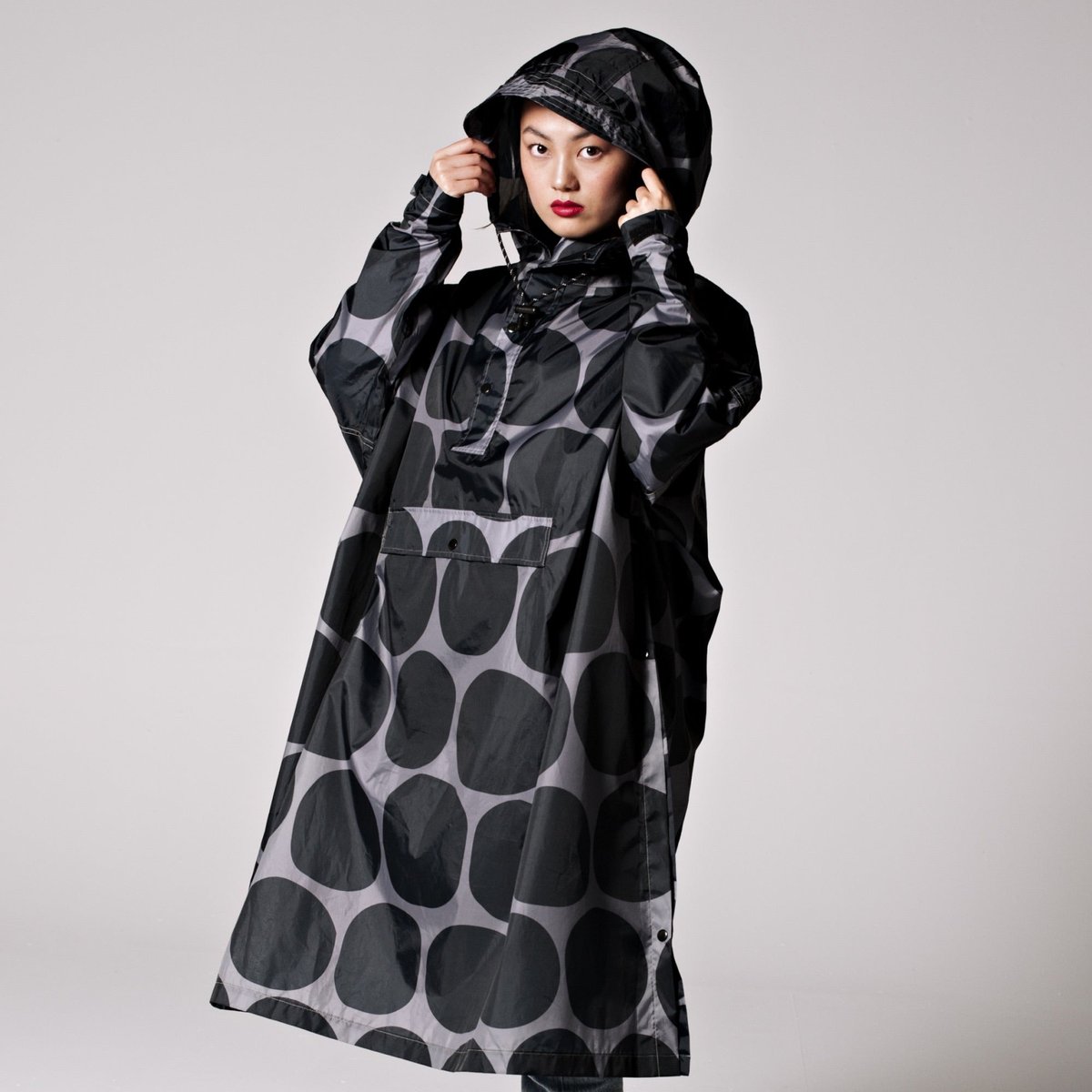 Poncho de pluie imperméable BLACK POLKA noir à pois, RAINKISS
