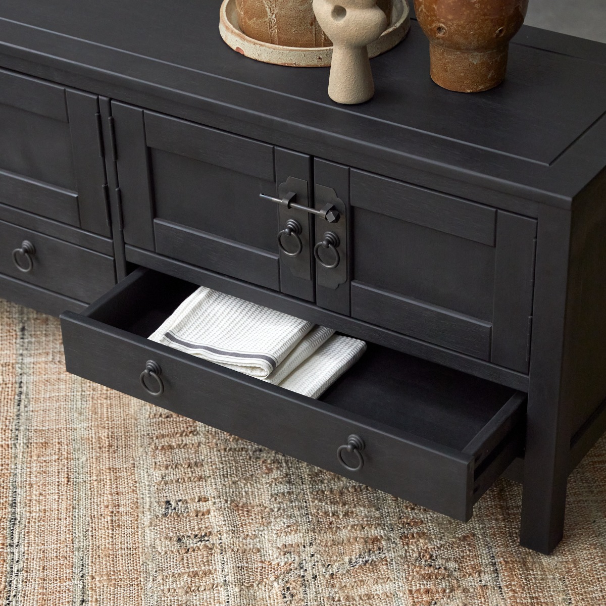 Meuble Hi-FI, TV en Pin massif, THAKI BLACK noir, TIKAMOON