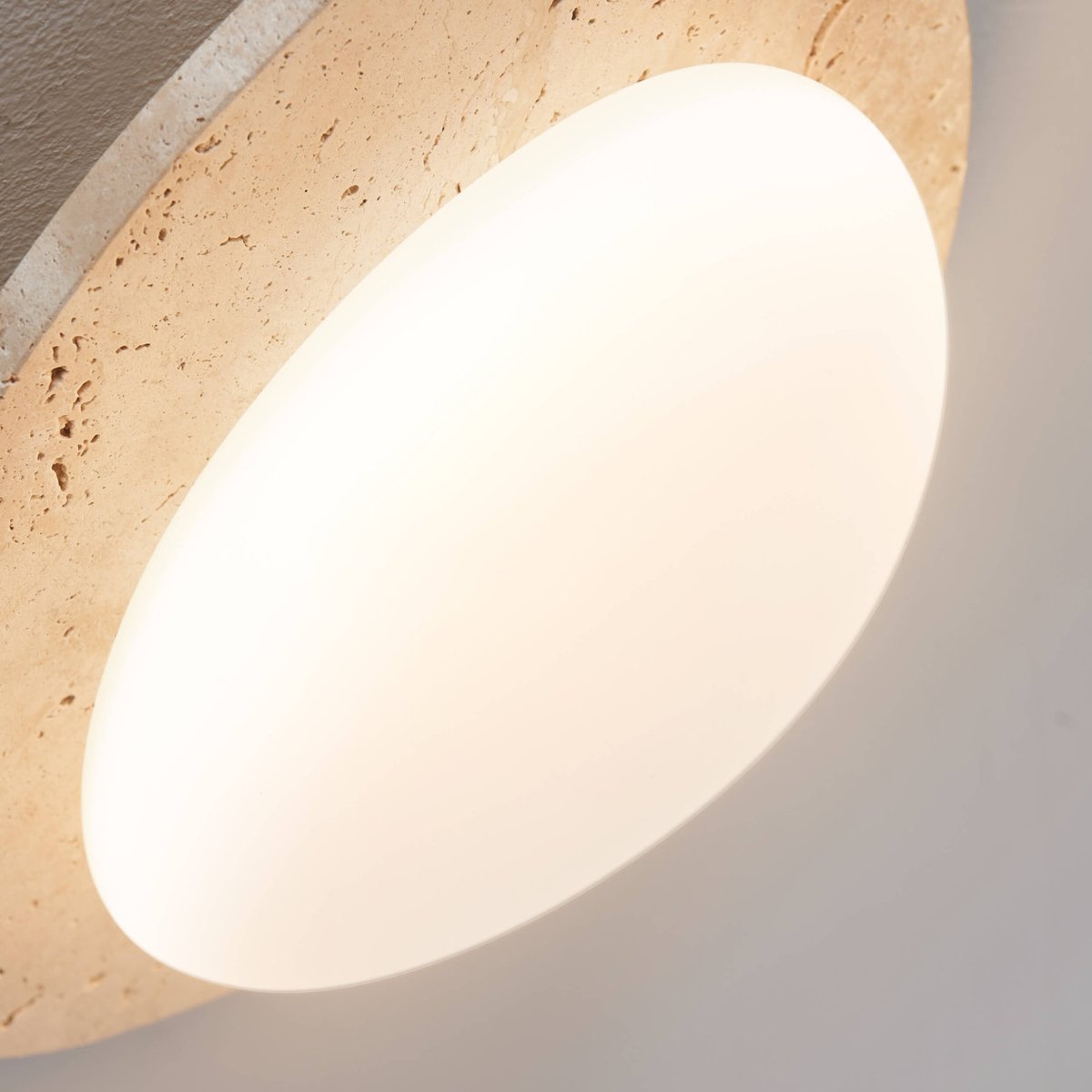 Plafonnier LED travertin naturel - NYMÉRIA beige, blanc et laiton, KOSILUM