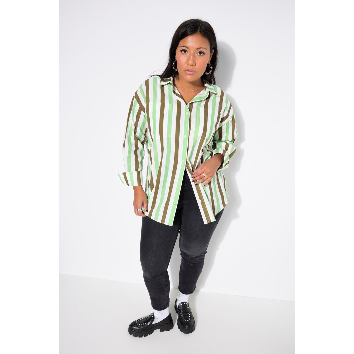 Chemisier oversize. Manches longues et motif olive foncé, STUDIO UNTOLD
