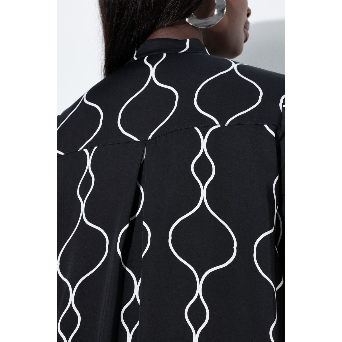 Blouse en satin coupe évasée, col montant noir, ULLA POPKEN