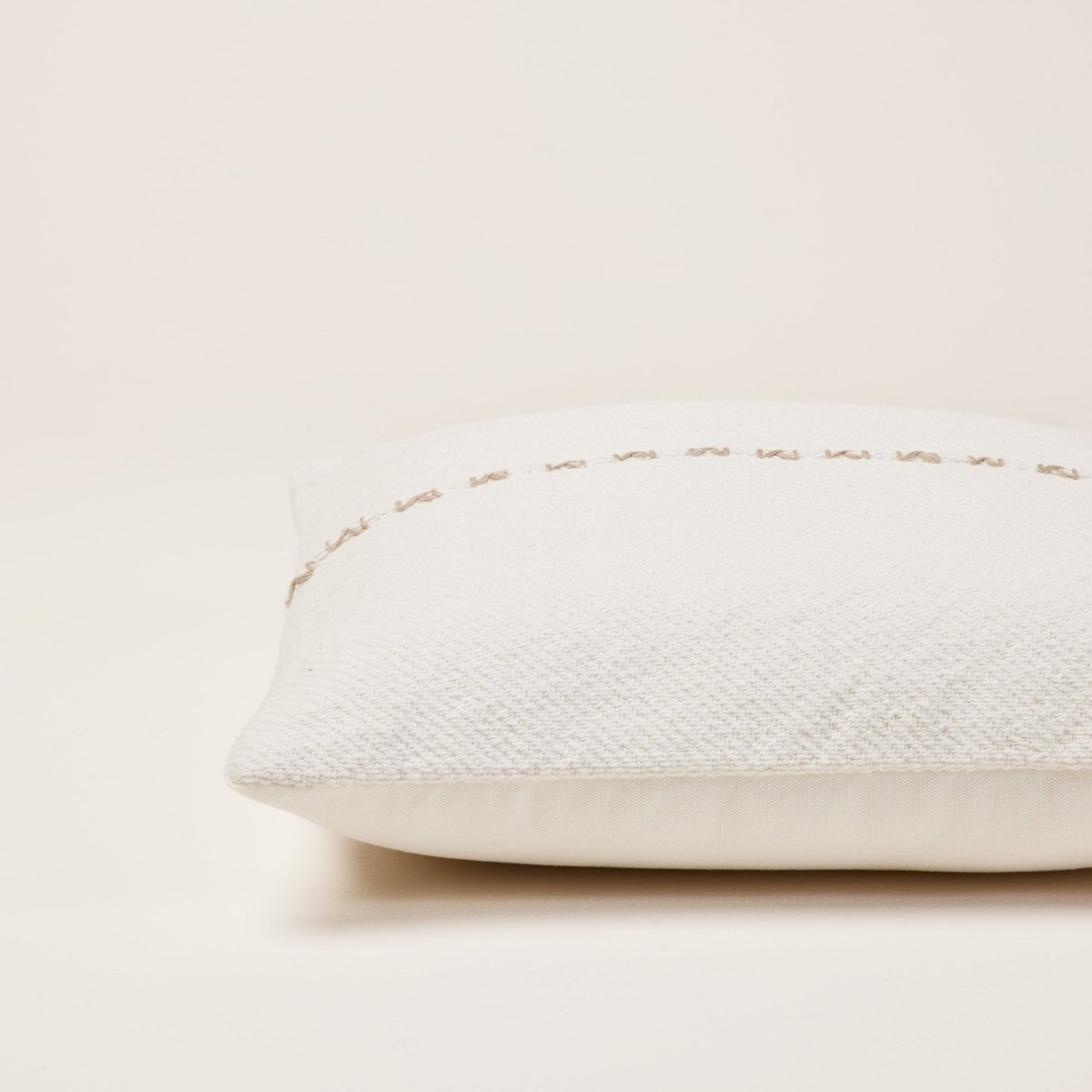 housse de coussin en Sergé de coton brodé d'un point en fil épais WALISS argile blanche, MADURA