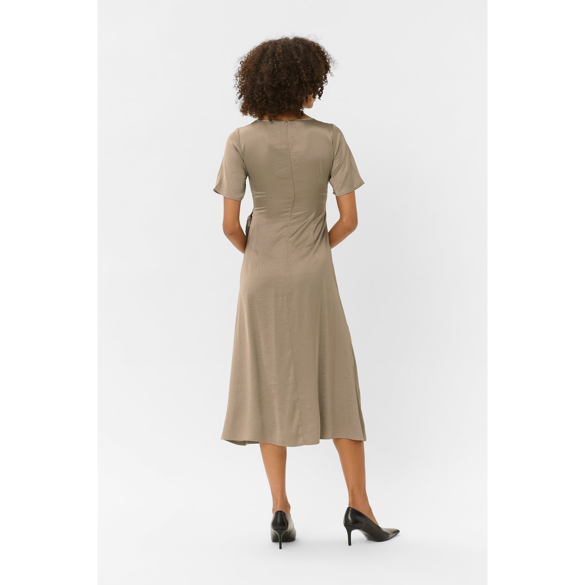 Robe marron falcon, CULTURE