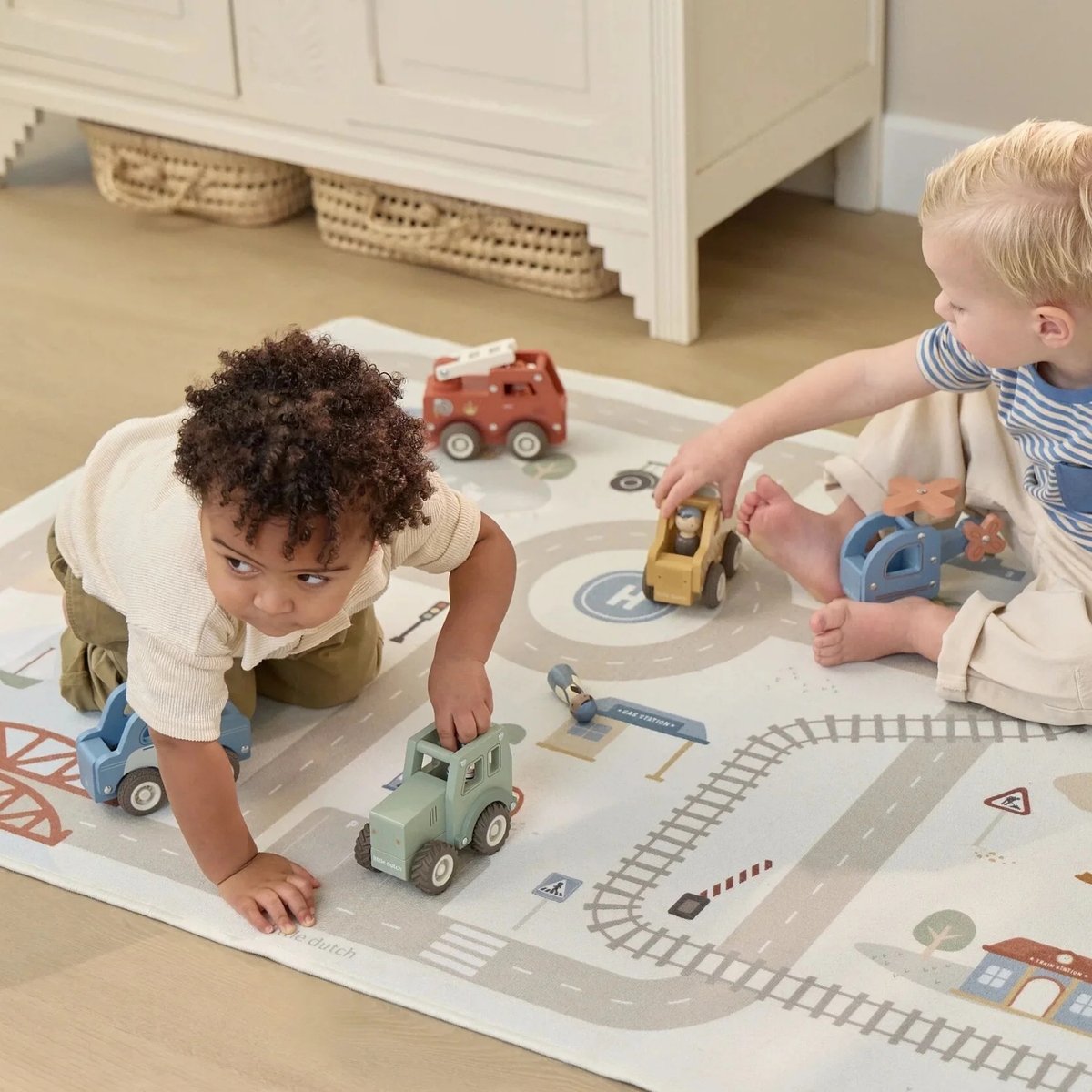 Tapis de jeu et circuit de voitures multicolore, LITTLE DUTCH