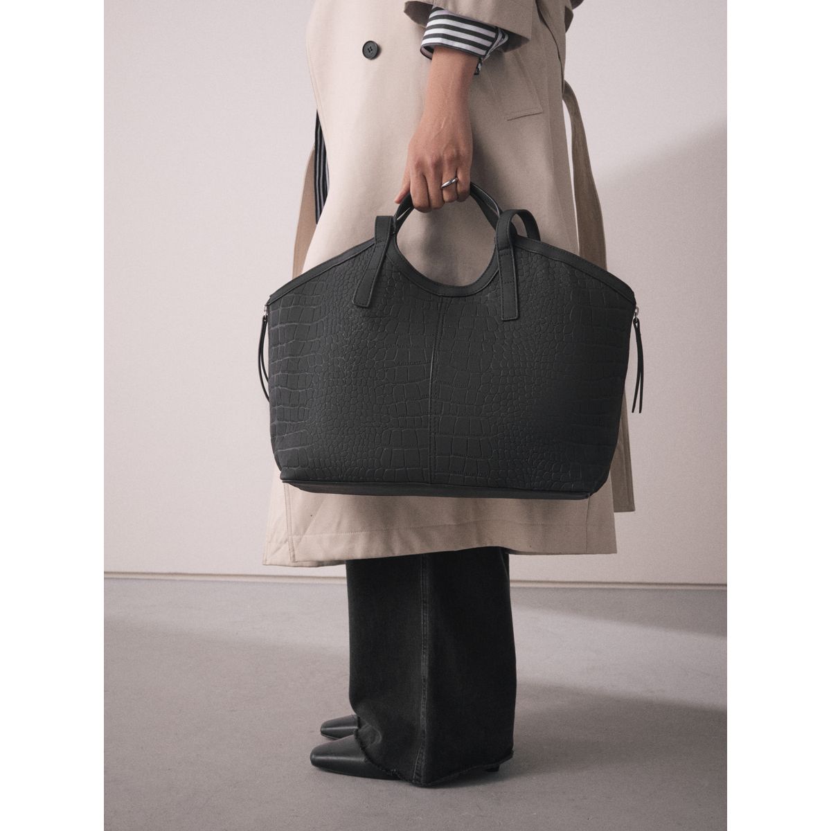 Sac porté épaule en suédine effet croco noir, NEXT
