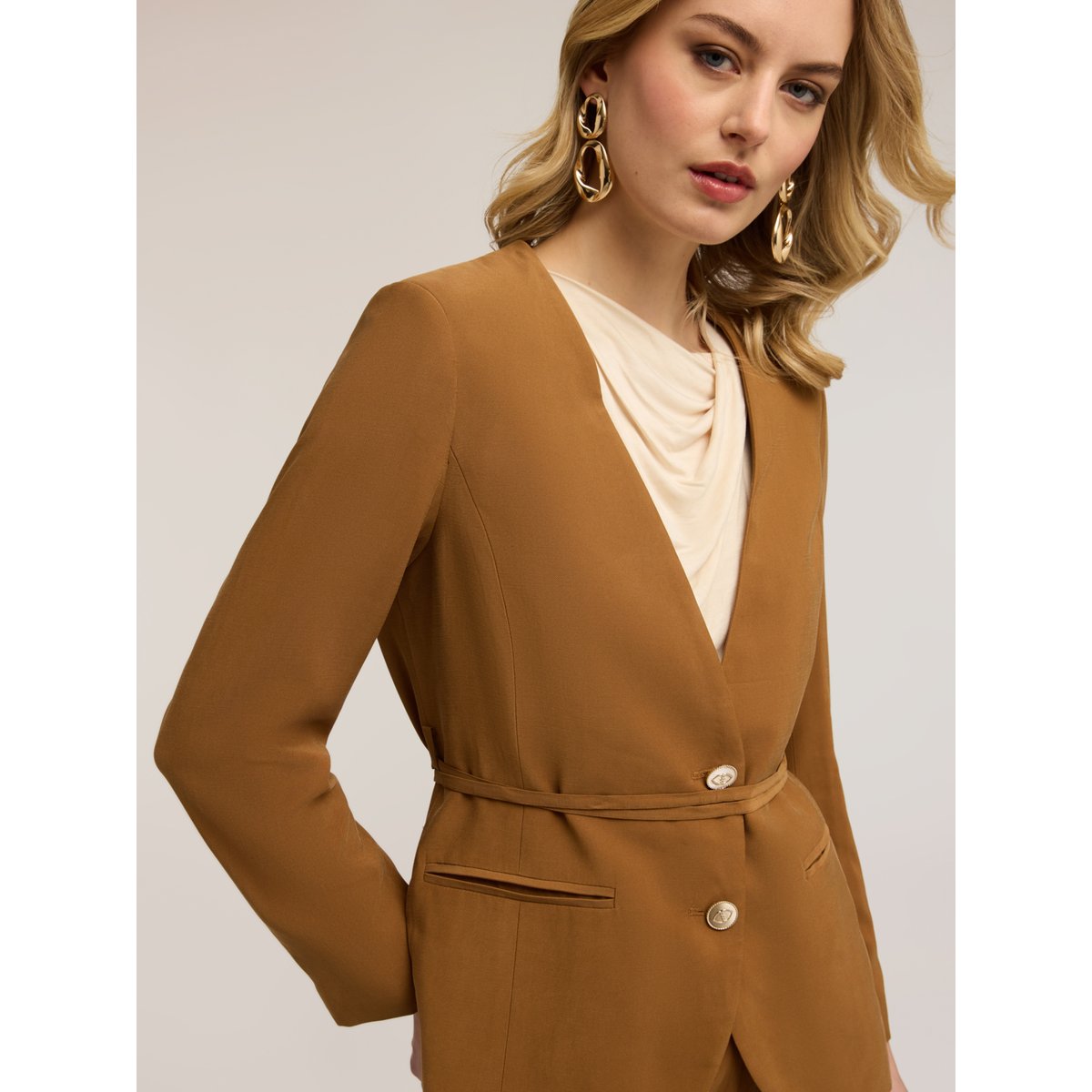 Veste sans col avec ceinture marron, MOTIVI