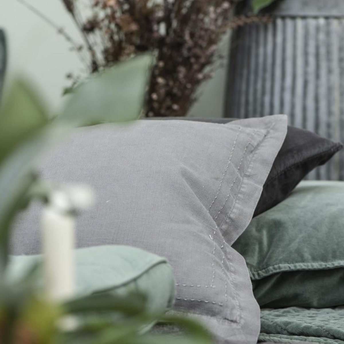 Housse de coussin lin volant gris, IB LAURSEN