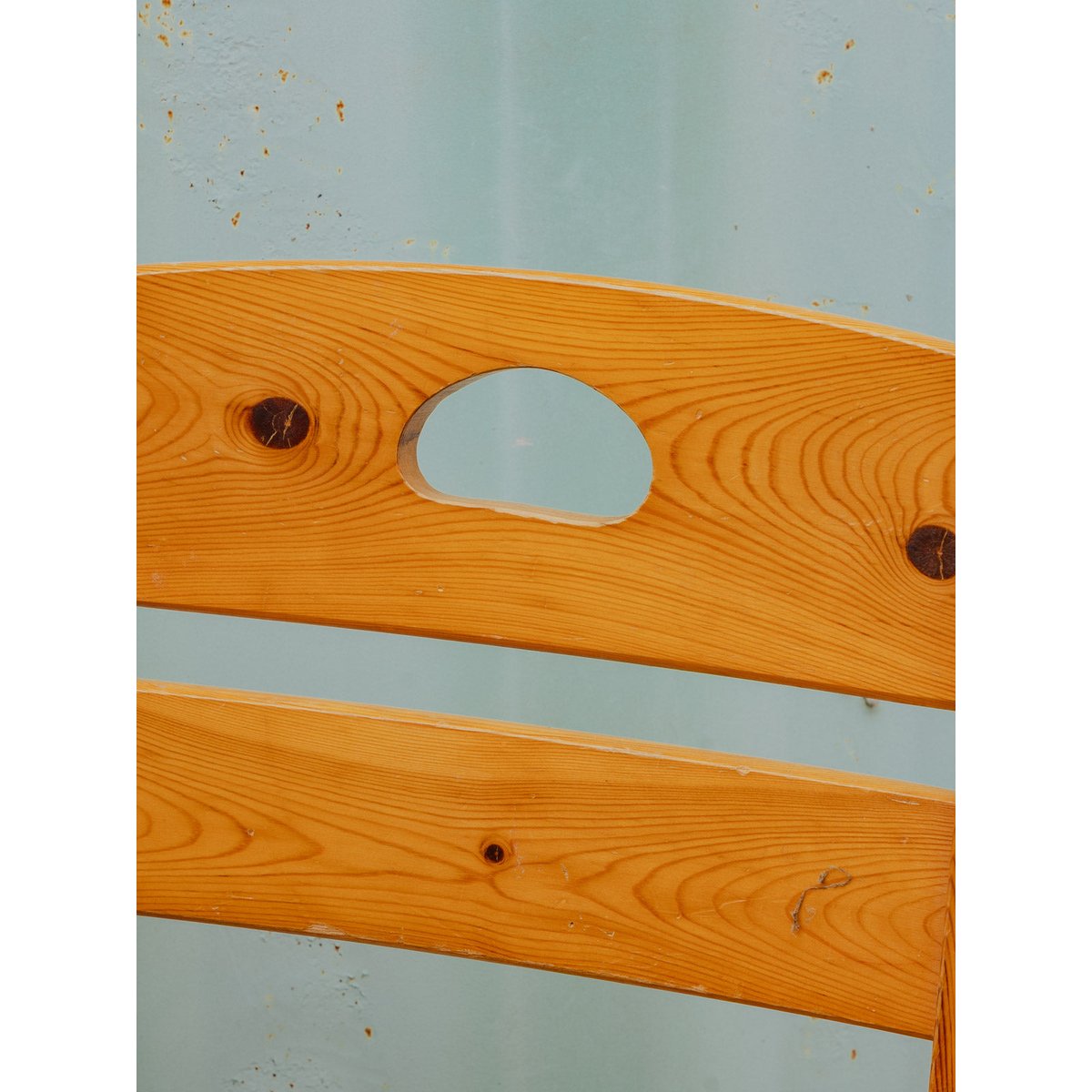 Lot de 2 chaises en bois Claude N°852 - Bon état bois clair, DEBONGOUT