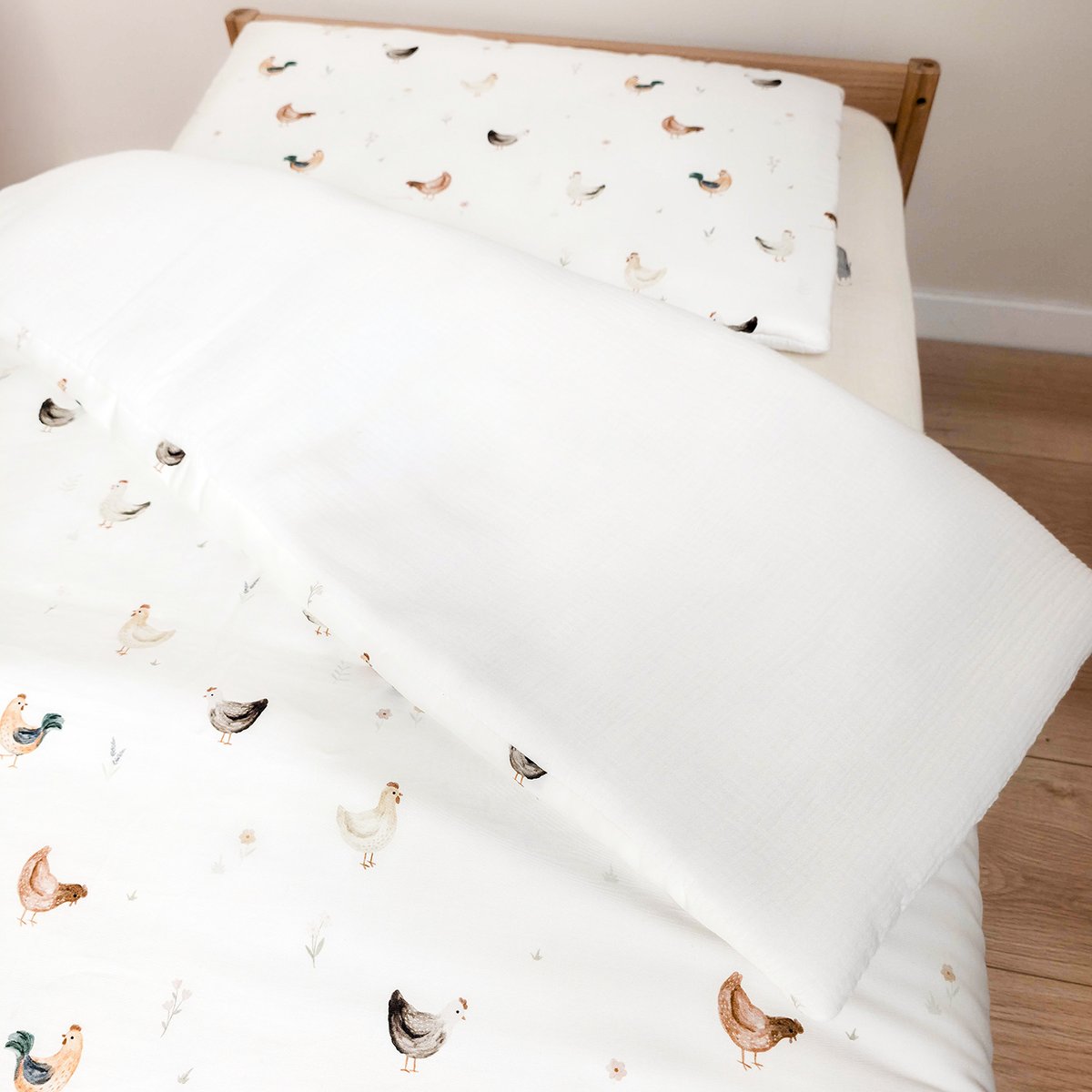 Couette et oreiller - prêt à dormir en satin de coton GALLINA écru – motif poules champêtre, SEVIRA KIDS