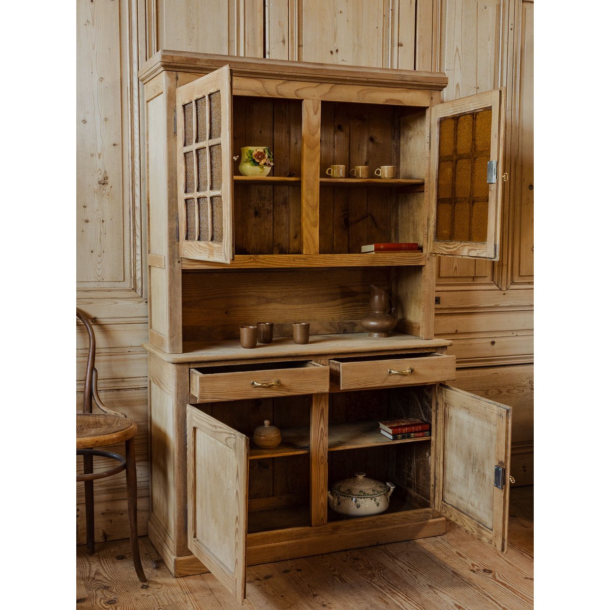Buffet à deux corps en bois Gilbert N°1558 - Bon état bois clair, DEBONGOUT