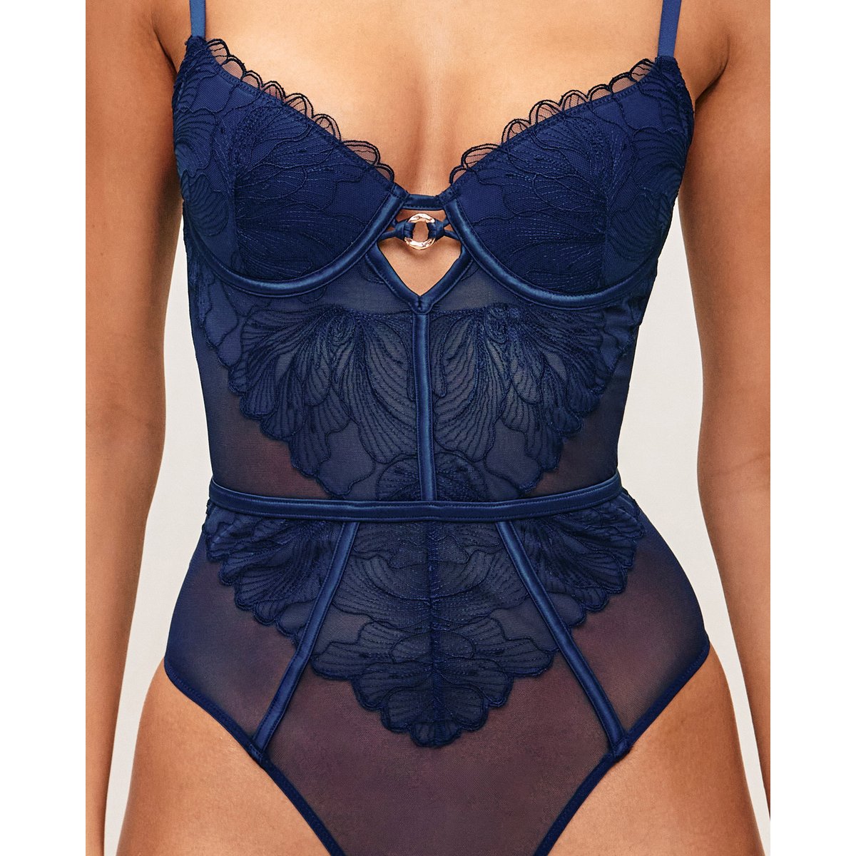 Body string en mesh et broderies florales SLEAZELIZ marine, UNDIZ