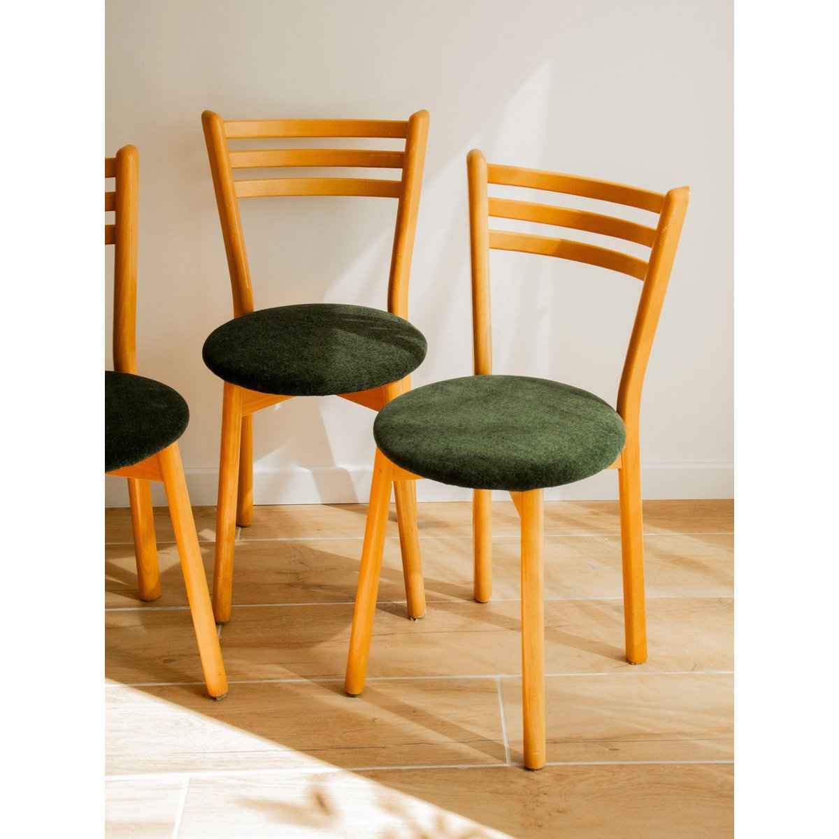 Lot de 4 chaises aux lignes épurées Alma N°1866 - Bon état vert, DEBONGOUT