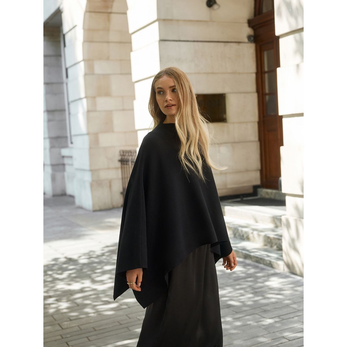 Poncho cape en maille fine noir, NEXT