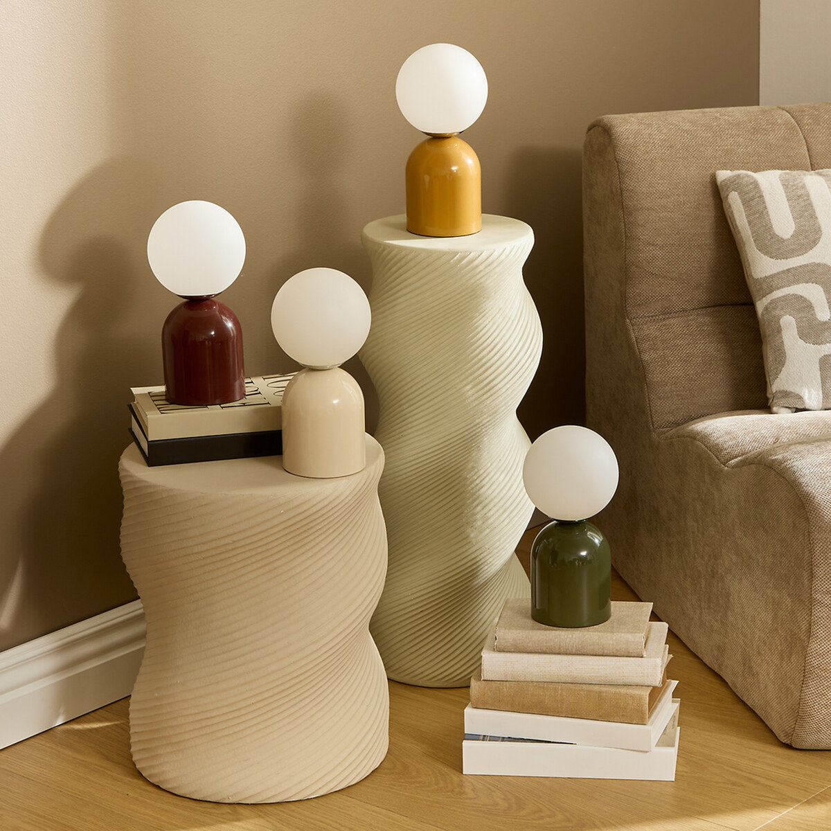 Lampe à poser avec globe opalin et base en acier beige, ATMOSPHERA