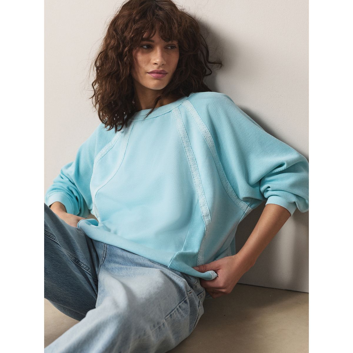 Sweat léger en maille gaufrée avec dentelle bleu, NEXT