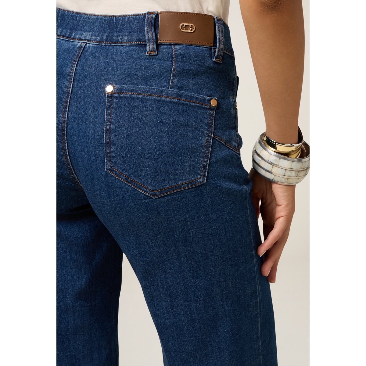 Jean court bleu, OLTRE