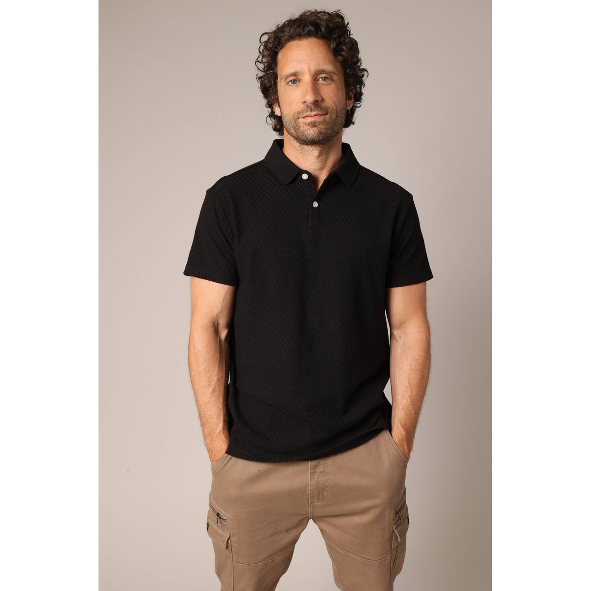 Polo noir pour homme en maille texturée, col classique et coupe élégante MERLIN black, DEELUXE