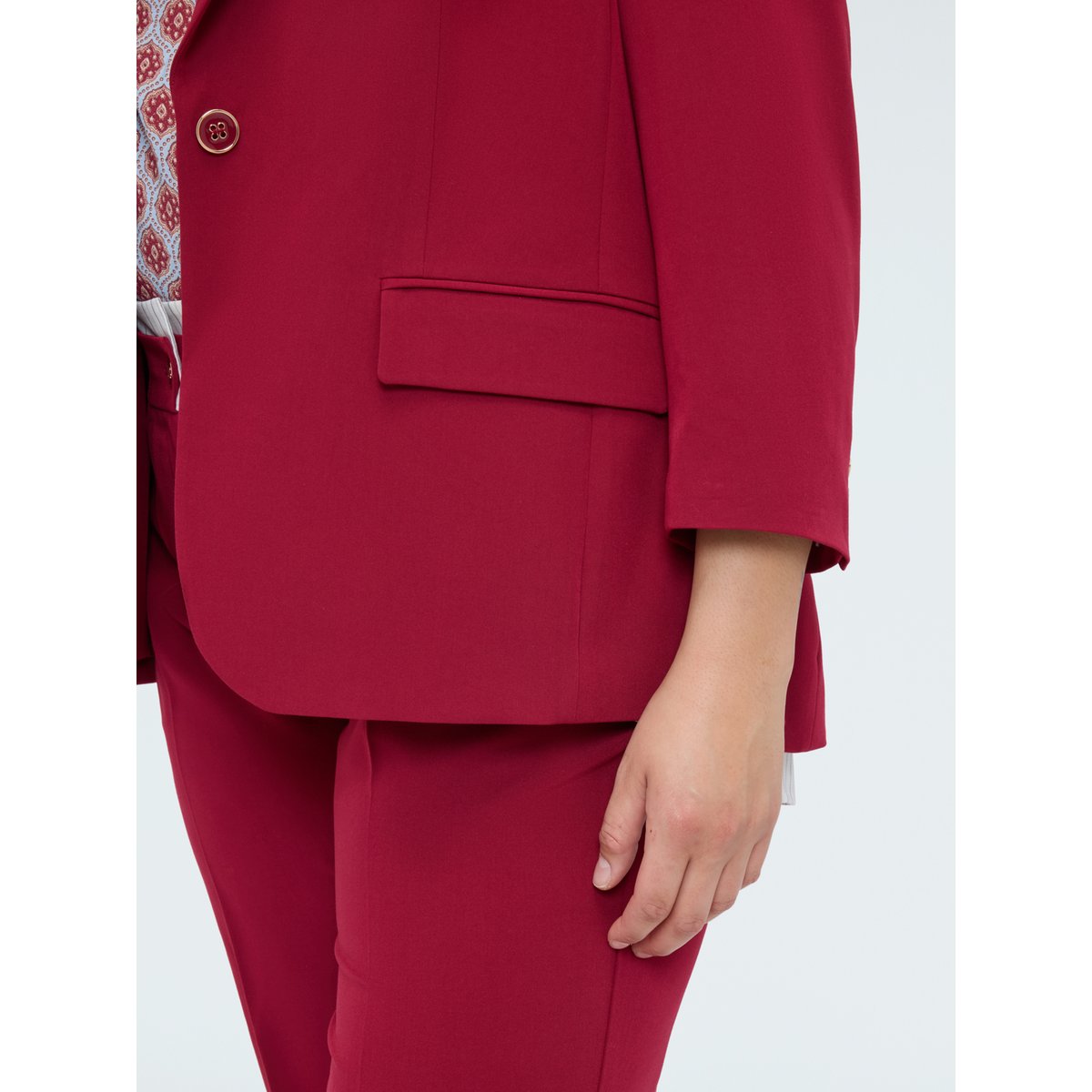 Revers classiques, fermeture simple boutonnage avec un bouton et poches burgundy, FIORELLA RUBINO