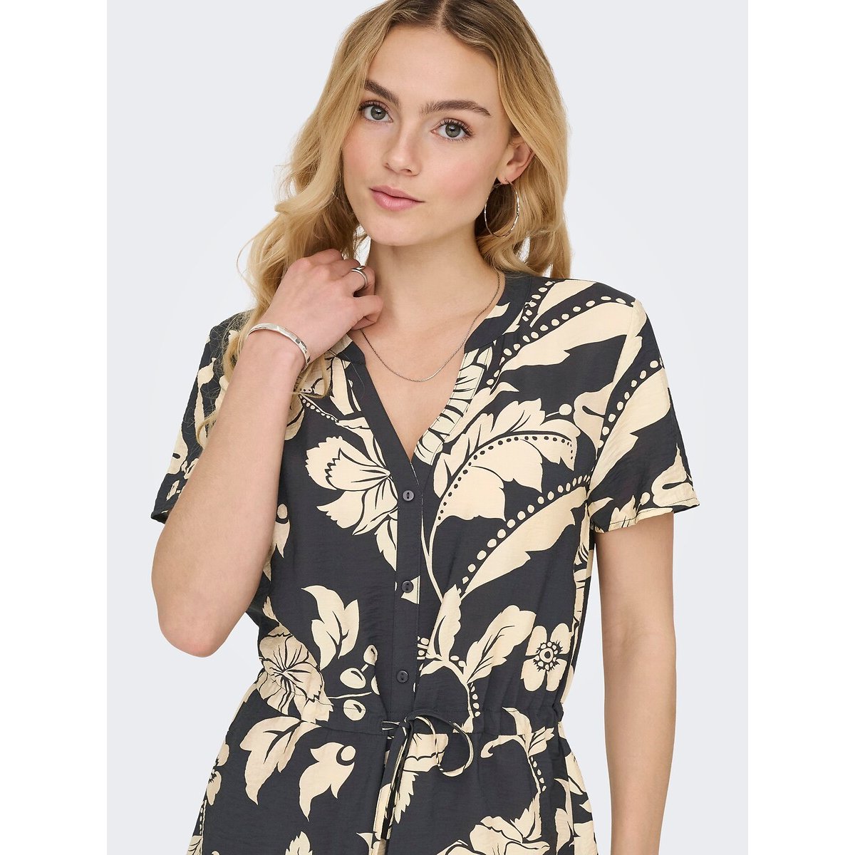 Robe courte imprimée, col V imprimé noir/écru, JDY
