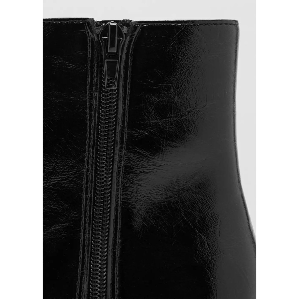 Bottine à finition brillante et bout pointu noir, MANGO