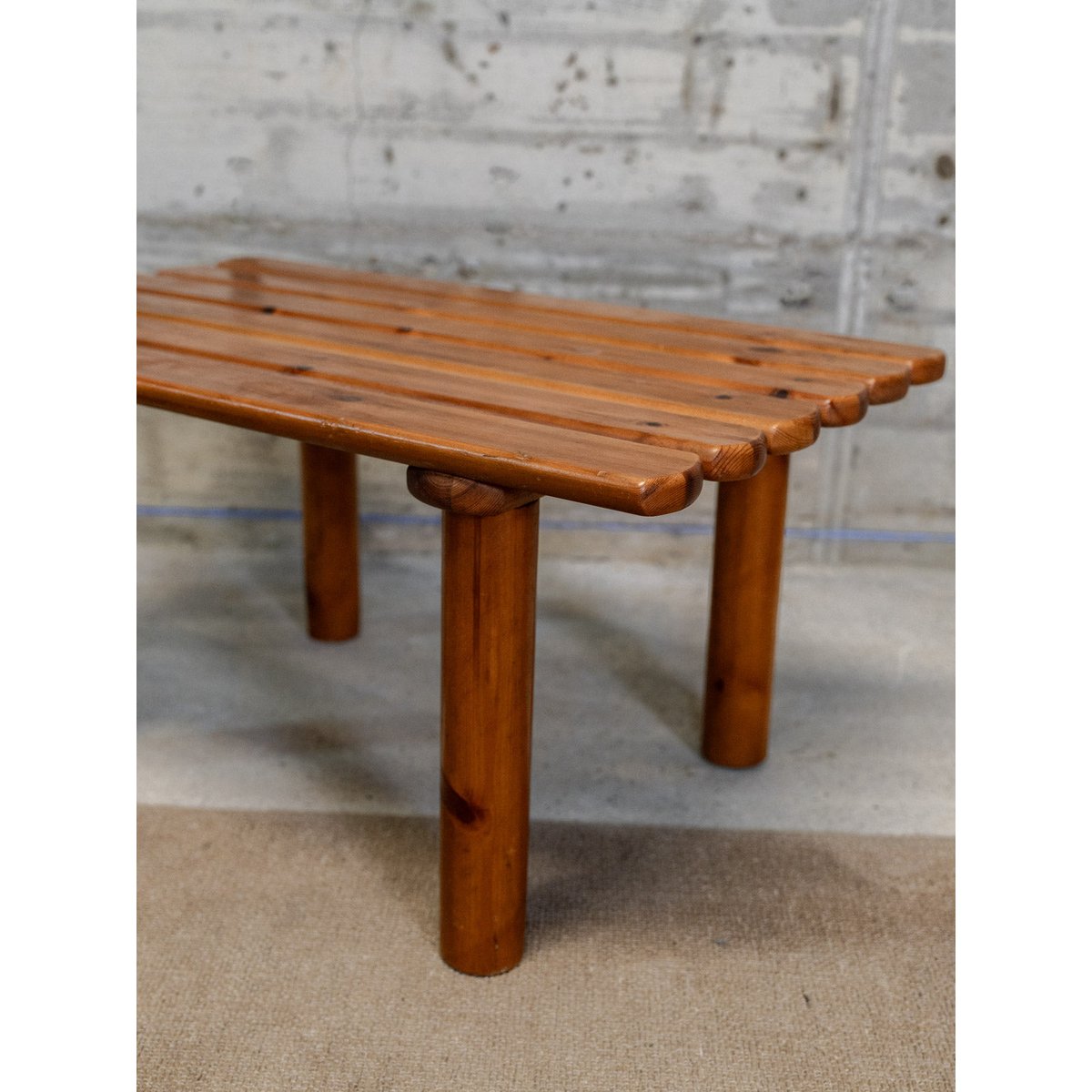 Table basse en pin Léonie N°930 - Bon état bois foncé, DEBONGOUT