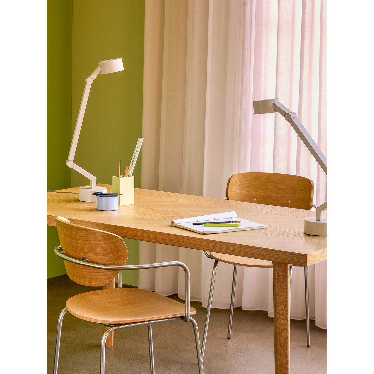 Lampe de table en fer et polycarbonate VERVE gris clair, HUBSCH