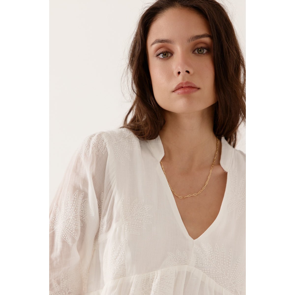 Robe courte à manches longues à col V Ismera white, ARTLOVE