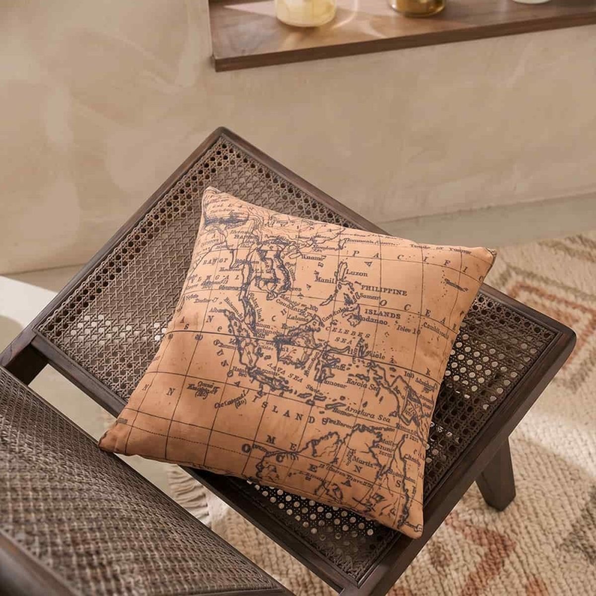 Coussin carte du monde 45cm beige, ORNAMI