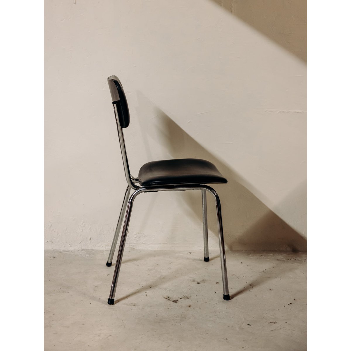 Chaise en simili cuir noir au cadre chromé Alma N°1971 - Bon état noir, DEBONGOUT