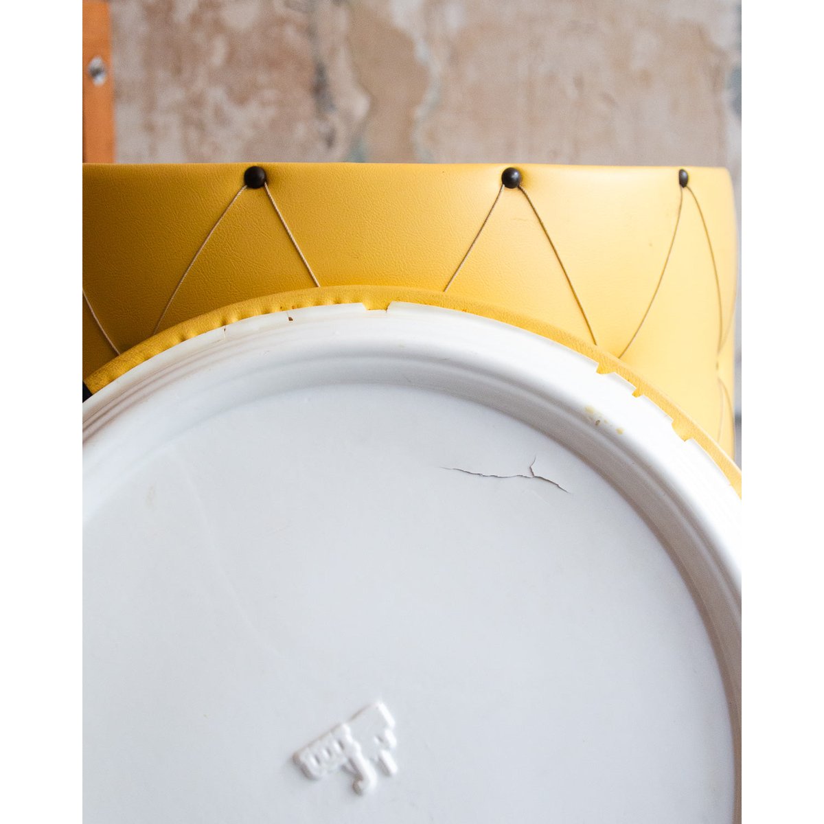 Pouf matelassé jaune Jean-Philippe N°88 - Bon état jaune, DEBONGOUT