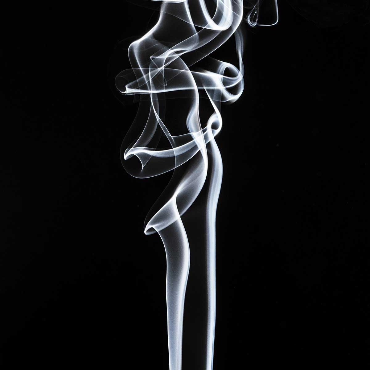 Poster white smoke sensual affiche + cadre en bois - noir, HEXOA