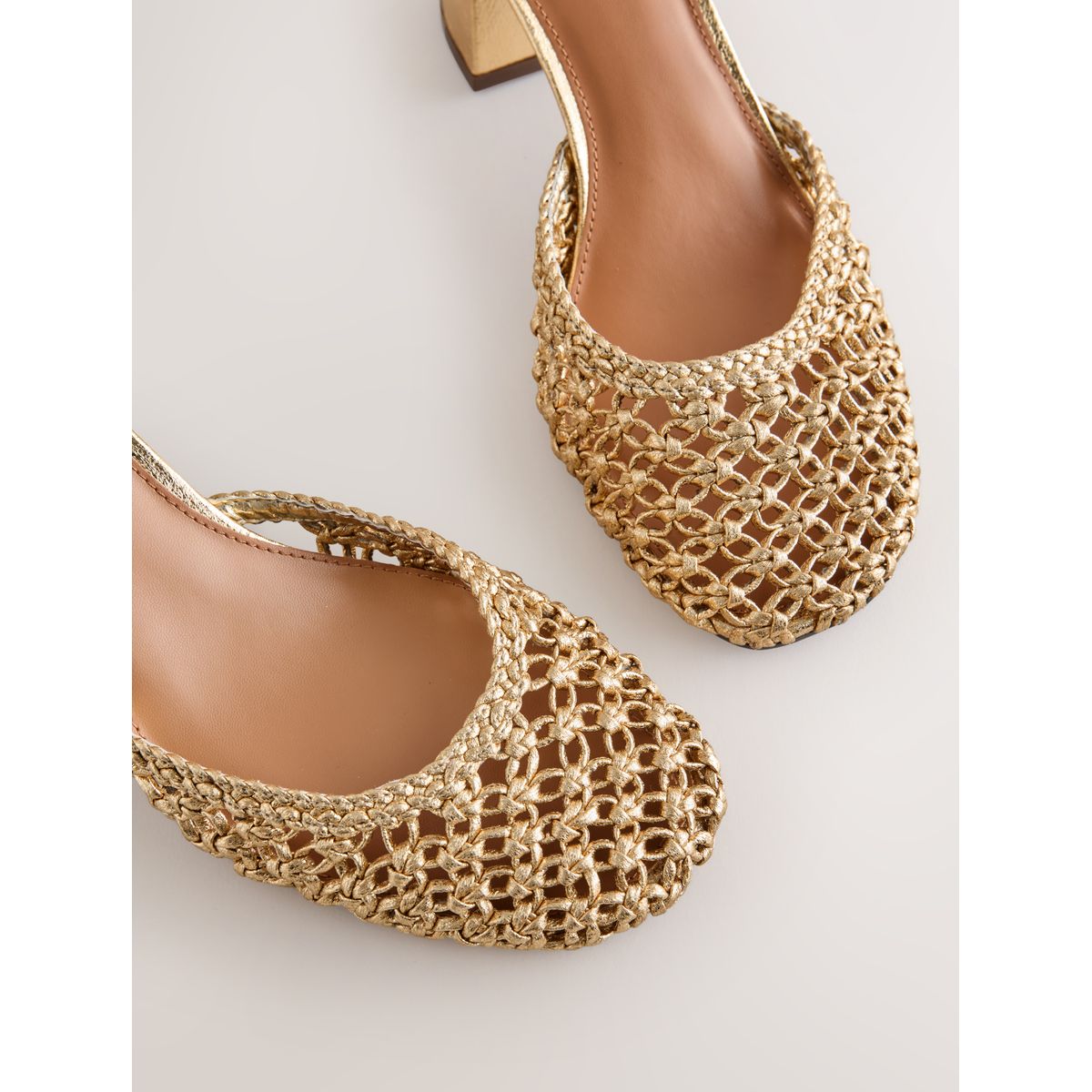 Chaussures tressées à fleurs forever comfort® doré, NEXT