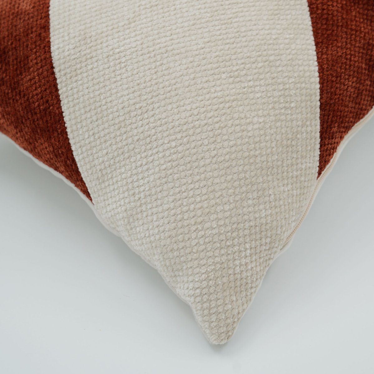 Coussin rectangulaire en velours chenille à motif graphique rouge, DOUCEUR D'INTÉRIEUR