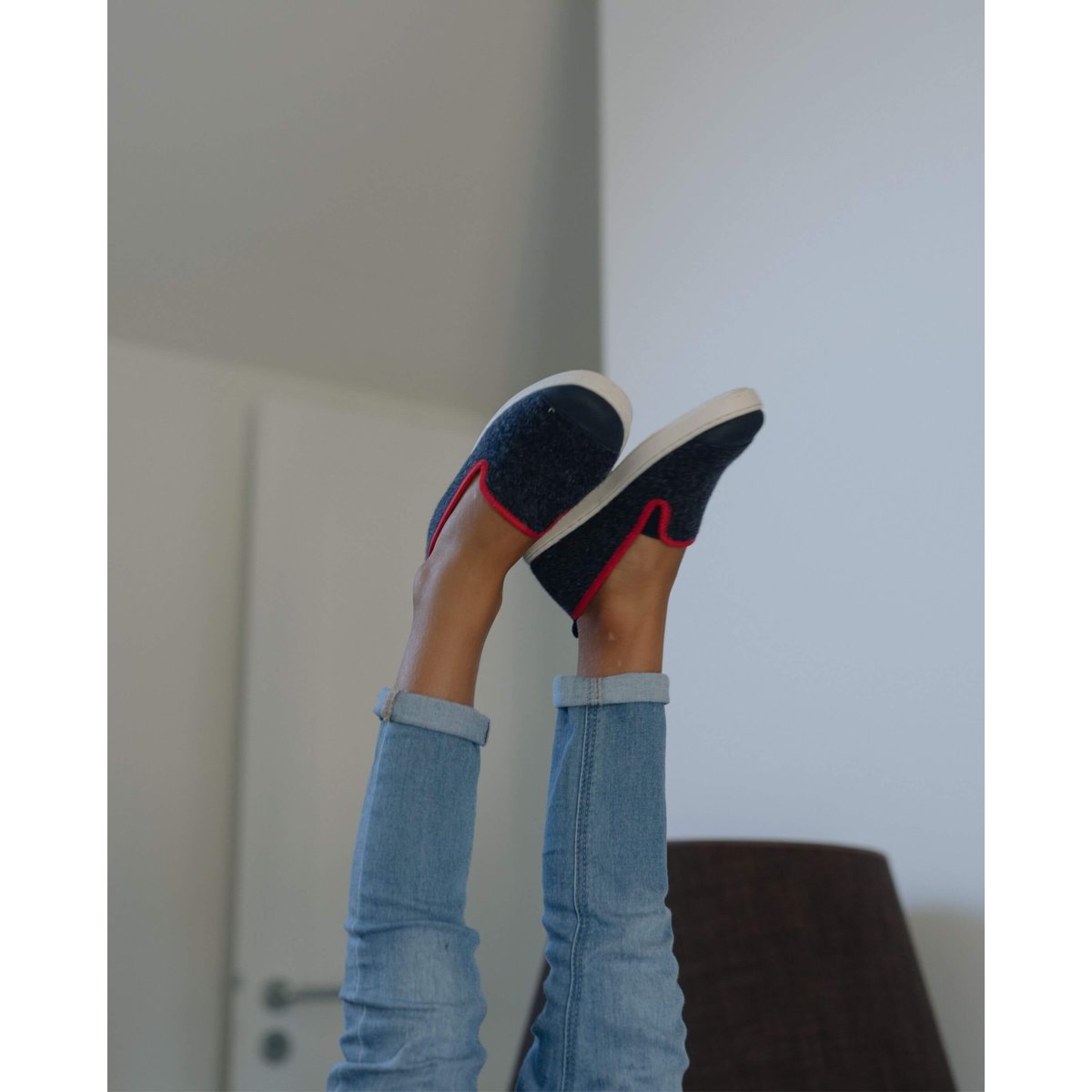 Chaussons en laine recyclée bleu marine rouge, ANGARDE