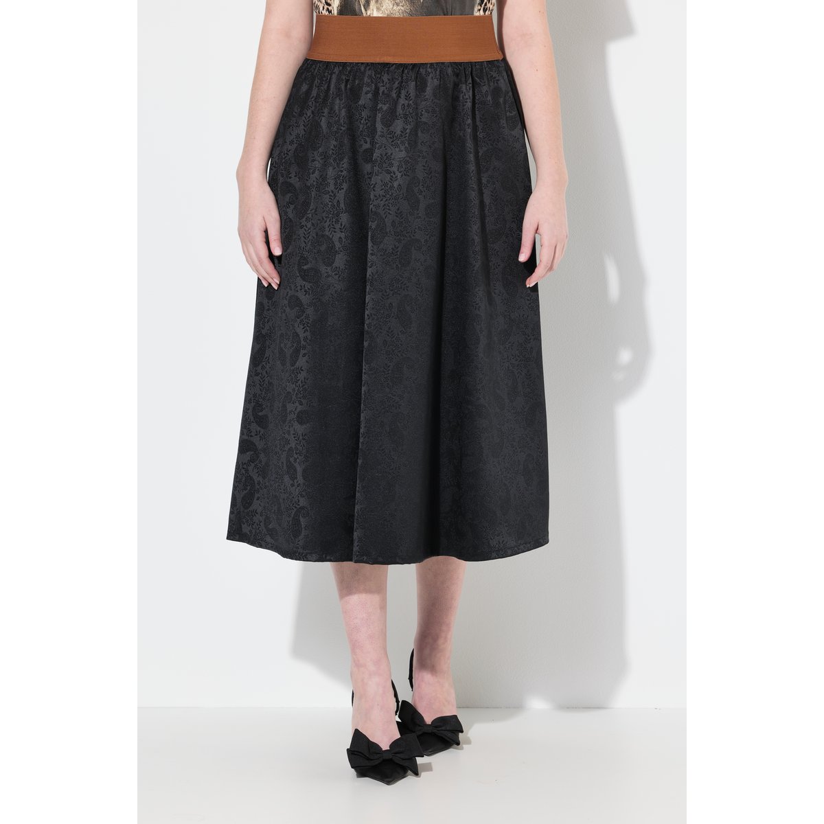Jupe maxi traditionnelle. Tissu jacquard noir, ULLA POPKEN