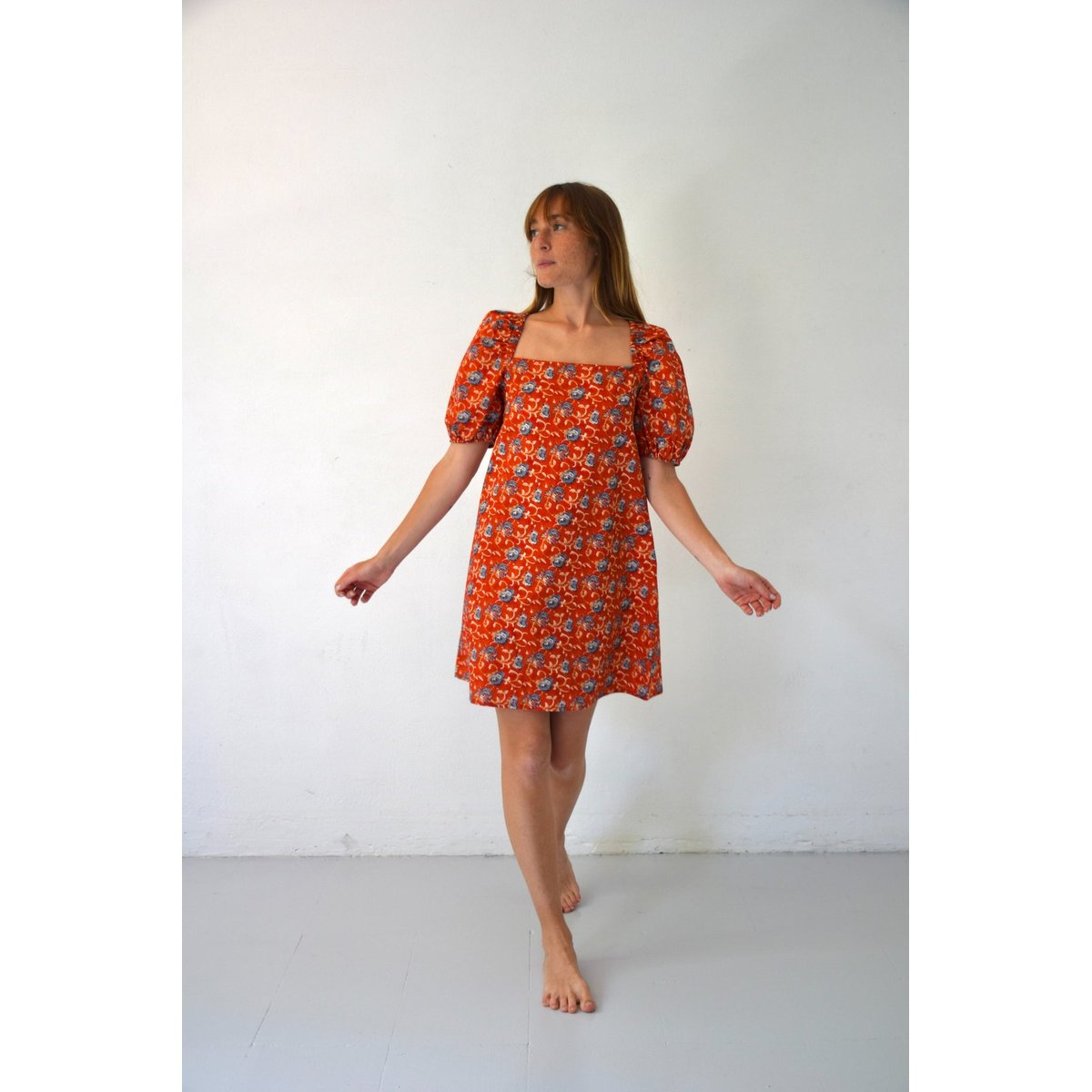Robe courte fleurie dos ouvert BRUNA rouge, MINDTRAVELER