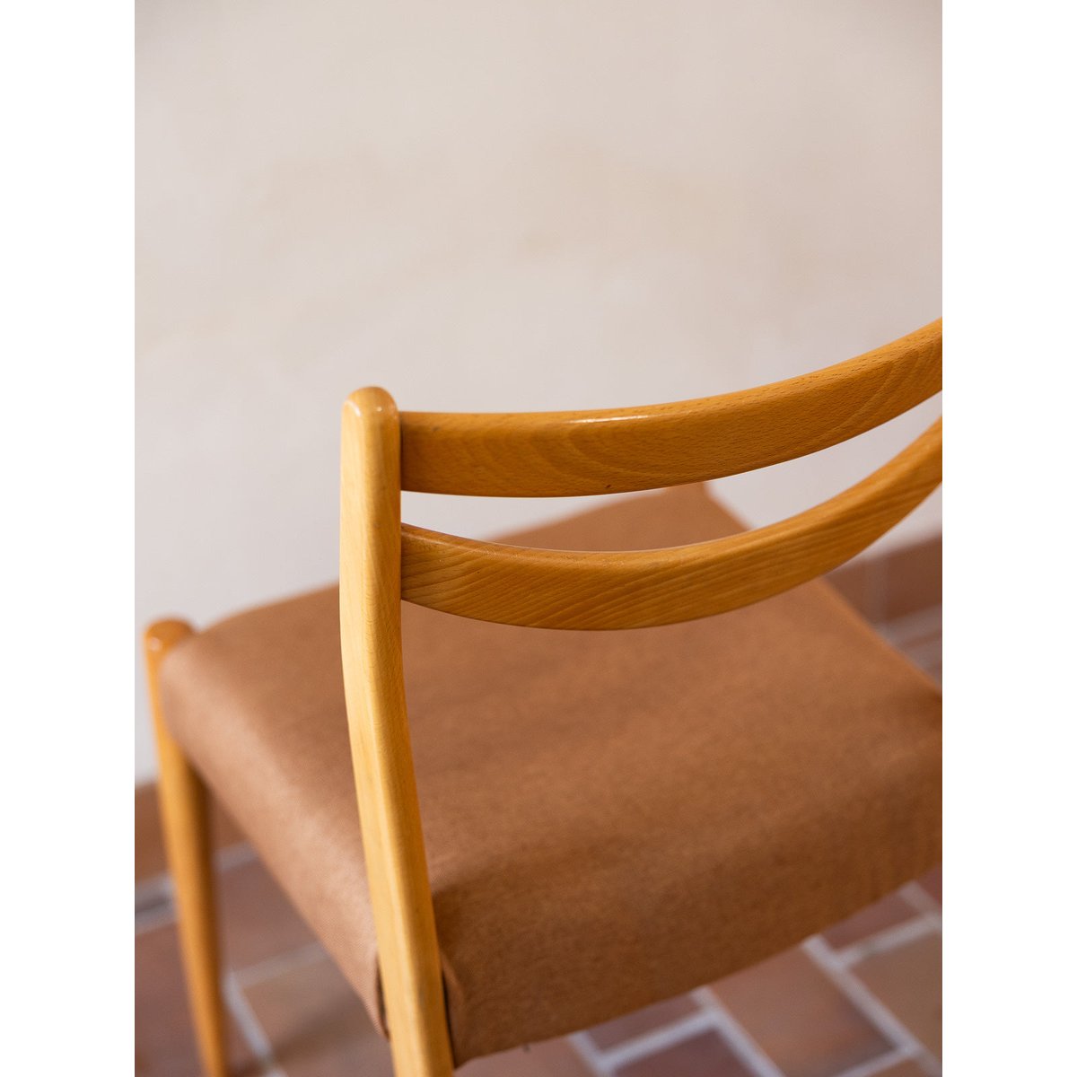 Lot de 4 chaises aux teintes douces Alma N°1899 - Bon état corail, DEBONGOUT